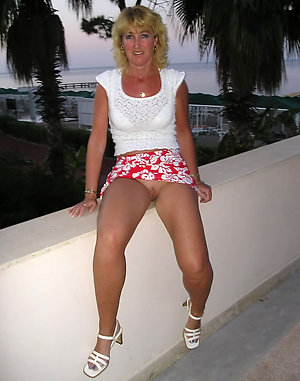 Sweet mature milf upskirt pictures